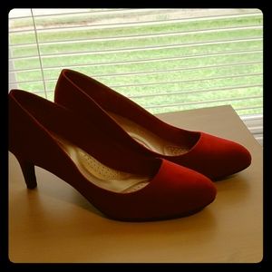 Red pumps